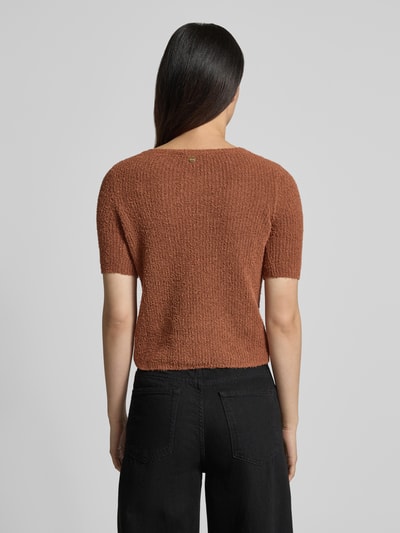 Frauenmodel trägt T-Shirt in Strick-Optik mit Rundhalsausschnitt von Rich & Royal, Braun, Baumwoll-Mix, Straight Fit, Rückenlänge 50 cm, Ärmellänge 28 cm, Ganzkörperansicht Rückansicht.