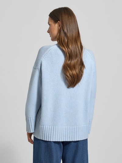Modelka kobieca nosi Oversized Strickpullover mit Rundhalsausschnitt Modell 'SAKEIKO' od Samsøe Samsøe, niebieski, widok całej sylwetki z tyłu.