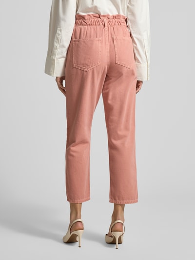 Frauenmodel trägt Mom Fit Jeans mit elastischem Bund von Jake*s Casual in Rosa, reine Baumwolle, Gesäßtaschen, Ganzkörperansicht Rückansicht.