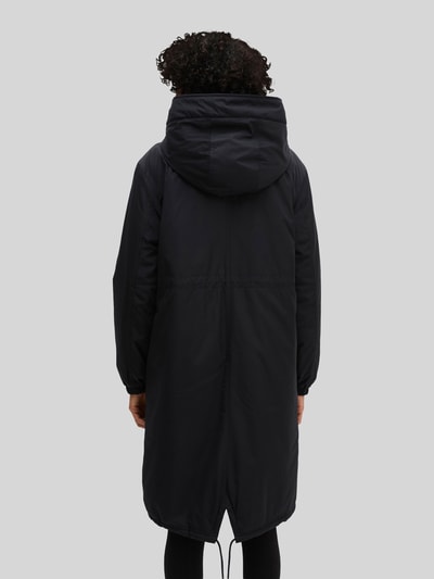 Frauenmodel trägt Regular Fit Parka mit Kapuzenkragen von Marc O'Polo, schwarzer Stoff, glatte Oberfläche, Ganzkörperansicht Rückansicht, damska parka