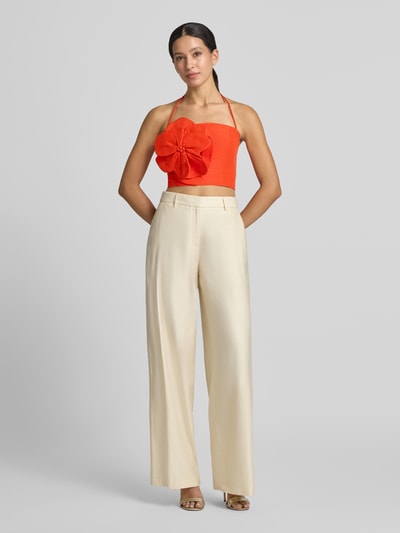 Frauenmodel trägt Crop Top aus Leinen-Viskose-Mix mit floraler Applikation von Forever New, leuchtendes Orange, Damen Top, Ganzkörperansicht von vorne.