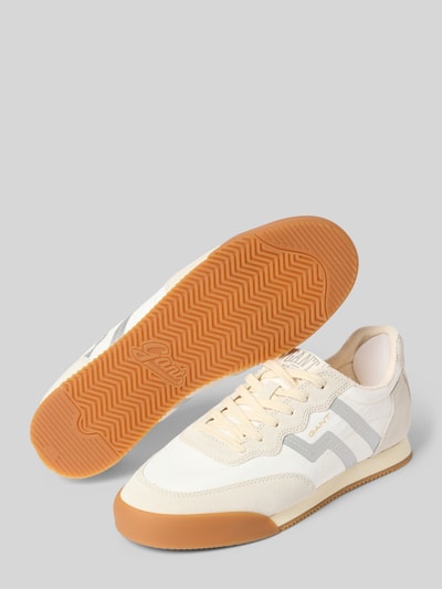Produktfoto, Sneaker mit Label-Details Modell 'Beylana' von Gant in Creme mit Schnürung, abgerundete Form, strukturierte Sohle, 2 cm Absatzhöhe, 8 cm Schafthöhe, 6 cm Schaftweite