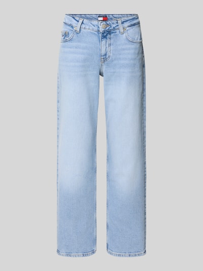 Produktfoto, Straight Fit Jeans aus Baumwoll-Lyocell-Mix Modell 'SOPHIE' von Tommy Jeans, jasnoniebieski denim, 5 kieszeni, wyhaftowane logo, naszywka z logo, krój straight leg, niski stan, zapięcie na guzik i ukryty zamek błyskawiczny, szlufki na pasek, mieszanka bawełny i lyocellu, struktura gładka