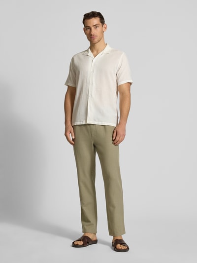 Männermodel trägt Hose mit elastischem Bund und Tunnelzug von JAKE*S STUDIO MEN aus Reine Baumwolle, Relaxed-Fit, Sandfarbe, Ganzkörperansicht von vorne.