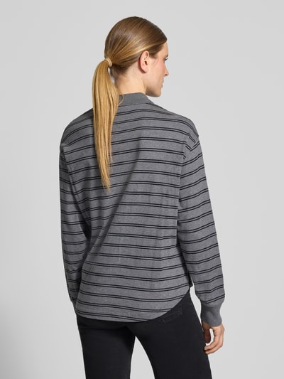 Vrouwenmodel draagt relaxed fit poloshirt uit puur katoen van closed met plooien, met lange mouwen en logoprint, ruglengte maat S 68 cm, Ganzkörperansicht Rückansicht.