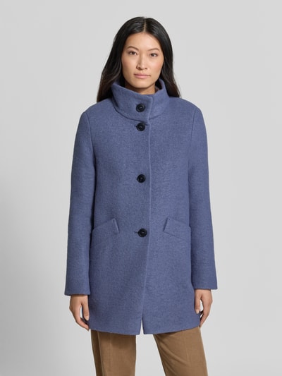 Frauenmodel trägt Regular Fit Jacke aus Woll-Mix von FUCHS SCHMITT in Hellblau mit Stehkragen und Knopfleiste, Eingrifftaschen, Ganzkörperansicht von vorne. Rückenlänge 82 cm, Schulterbreite 44 cm, Brustweite 51 cm, Ärmellänge 64 cm.