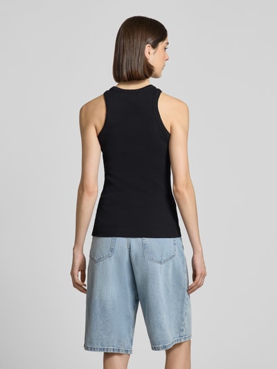 Frauenmodel trägt Slim Fit Tank Top aus Baumwoll-Mix Modell 'KANITAA' von Armedangels, Optik: Unifarben, Feinripp, Ganzkörperansicht Rückansicht.