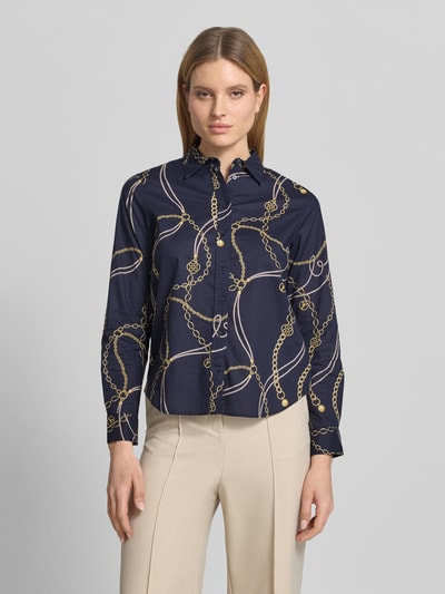 Vrouwenmodel draagt Regular Fit Bluse im Allover-Look van Gant, donkerblauw met goud dessin, zuiver katoen, hemdkraag, knopenrij, vooraanzicht bovenlichaam.