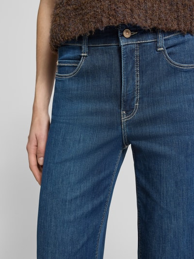 Kobiece modelka nosi Wide Leg Jeans mit Eingrifftaschen Modell 'Dream' von MAC, mieszanka bawełny i modalu, wpuszczane kieszenie, niebieskie odcienie, średnie przetarcia, Ganzkörperansicht z przodu, szerokość w rozmiarze 36/32: 38 cm, długość wewnętrzna nogawki: 83 cm