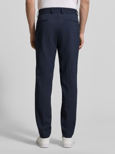 Männermodel trägt Slim Fit Hose aus Woll-Mix Modell 'P-GENIUS' von BOSS, efekt: wzór w kratkę, krój slim fit, mieszanka wełny, ganzkörperansicht rückansicht