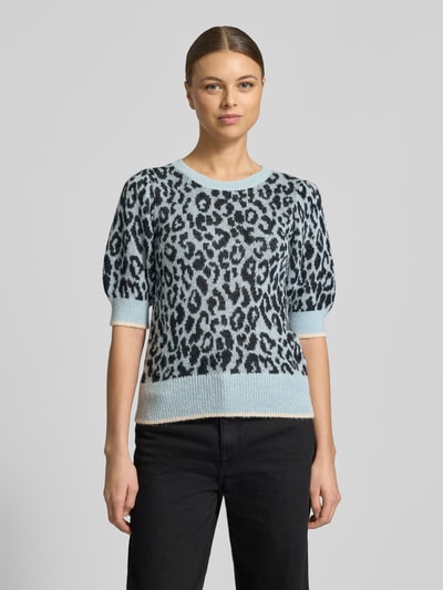 Vrouwenmodel draagt Regular Fit Kurzarm Pullover met Alpaka-Anteil Modell 'Kaston' van JOOP!, blauw met animal-stitching, halve mouw, ronde hals, elastische boorden, materiaal-mix, vooraanzicht bovenlichaam.