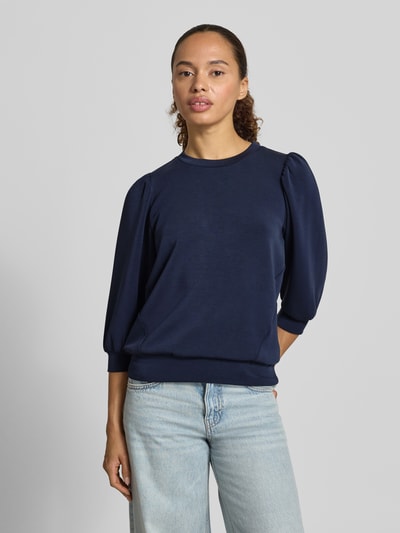 Kobiece model nosi granatową bluzę o kroju regular fit z mieszanki modalu, model 'TENNY' od Selected Femme, damska bluza, całkowity widok z przodu.