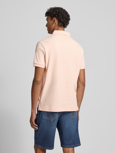 Männermodel trägt Modern Fit Poloshirt mit Logo-Stitching Modell 'Primo' von JOOP! Collection, cremefarben, Ganzkörperansicht Rückansicht, reine Baumwolle, kurzer Ärmel, Polokragen, lockere Passform