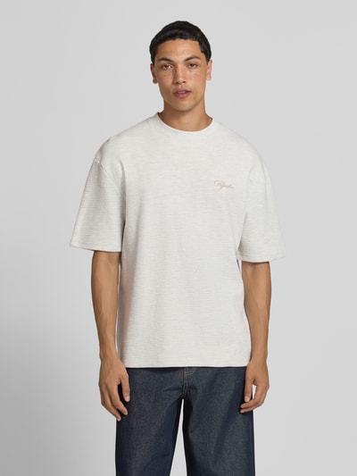 Männermodel trägt Oversized T-Shirt mit Strukturmuster und Label-Stitching von Pegador aus Reine Baumwolle, Herren T-Shirt, Ganzkörperansicht von vorne.
