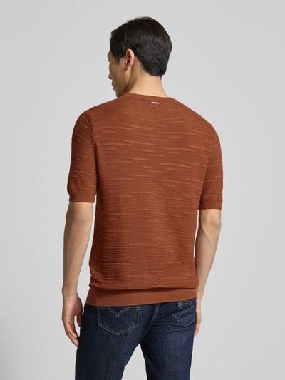 Männermodel trägt Strickshirt aus Baumwolle von Antony Morato in Braun mit Gerader-Schnitt, Rundhalsausschnitt, Gerippte-Abschlüsse, Halbarm; Rückenlänge bei Größe M 70 cm, Ganzkörperansicht Rückansicht.