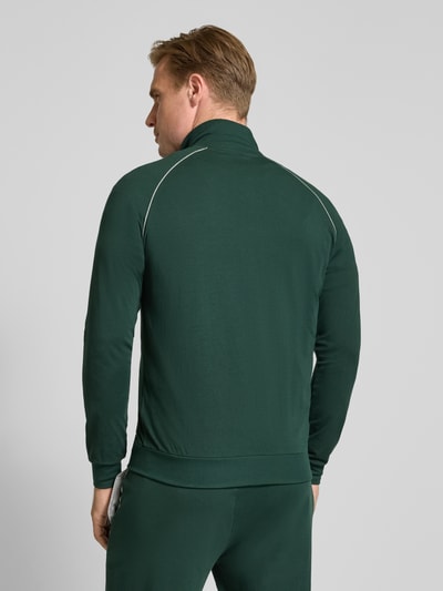 Männermodel trägt dunkelgrüne Regular Fit Sweatjacke aus Baumwoll-Mix Modell 'Mix&Match' von BOSS, Ganzkörperansicht Rückansicht, Herren Sweatjacke.