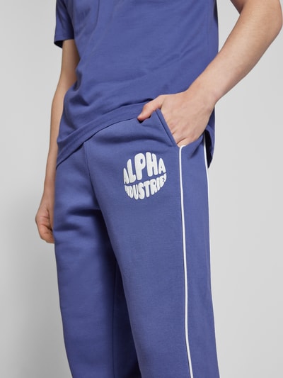 Alpha Industries Regular Fit Sweatpants mit Label-Print Lila 3