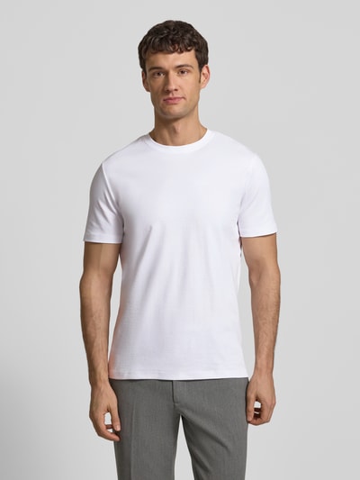 Männermodel trägt T-Shirt mit geripptem Rundhalsausschnitt von Christian Berg Men in Weiß, reine Baumwolle, Regular Fit, Ganzkörperansicht von vorne.