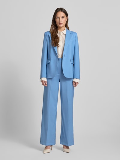 Vrouwenmodel draagt Regular Fit Bundfaltenhose aus reiner Schurwolle Modell 'VISIVO' van Weekend Max Mara in effen lichtblauw met steekzakken, knoopsluiting en persvouwen, Ganzkörperaanzicht van voren.