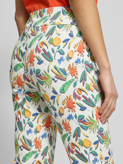 Frauenmodel trägt Caprihose im Allover-Look Modell 'Ina' von STEHMANN aus Baumwoll-Mix mit Stretch-Anteil, Nahaufnahme Rückansicht.