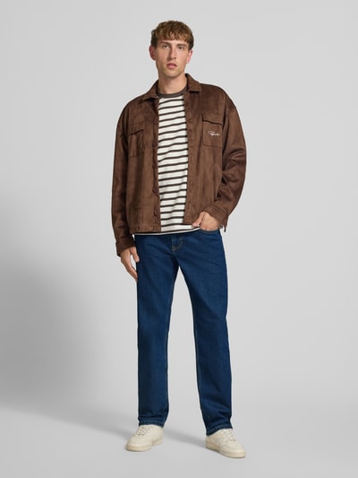 Männermodel trägt Straight Fit Jeans aus Baumwoll-Mix Modell 'Cash' von Pepe Jeans, dunkles Blau, glatte Struktur, Ganzkörperansicht von vorne, Herren Straight Fit Jeans von Pepe Jeans.