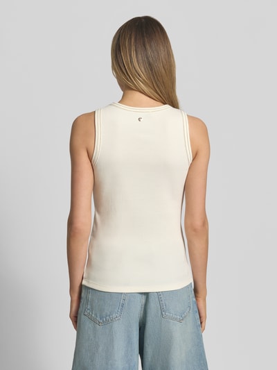 Vrouwenmodel draagt Tanktop met Logo-Stitching model 'Ara' van MOS MOSH, fijnrib, katoenmix stretch, contrasterende naden, achteraanzicht bustelengte
