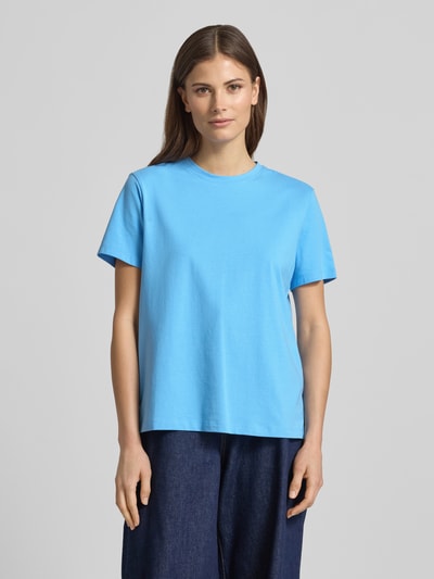 Frauenmodel trägt Damen T-Shirt mit geripptem Rundhalsausschnitt Modell 'NORA' von Vila im Baumwoll-Elasthan-Mix, Lockerer-Schnitt, Ganzkörperansicht von vorne.