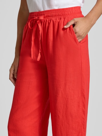 Frauenmodel trägt Wide Fit Stoffhose aus Leinen-Mix mit Viskose-Anteil Modell 'Ina' von Soyaconcept, Damen, kräftiges Rot, Nahaufnahme Oberkörper, Damen Stoffhose, Leinen-Mix mit Viskose-Anteil, Wide-Fit, elastischer Bund mit Tunnelzug, verkürzte Passform, Bundweite 34 cm, Innenbeinlänge 63 cm, Größe S.