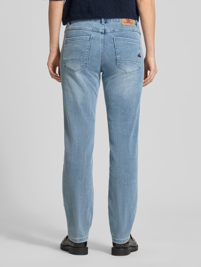 Frauenmodel trägt Straight Fit Jeans mit Viskose-Anteil Modell 'Anna' von Buena Vista in Hellblau, Baumwoll-Mix, Ganzkörperansicht Rückansicht.