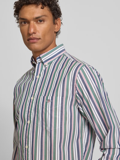 Männermodel trägt Freizeithemd mit Knopfleiste von Gant, Reine Baumwolle, Regular-Fit, Button-Down-Kragen, Brusttasche, Label-Stitching, Nahaufnahme Oberkörper.