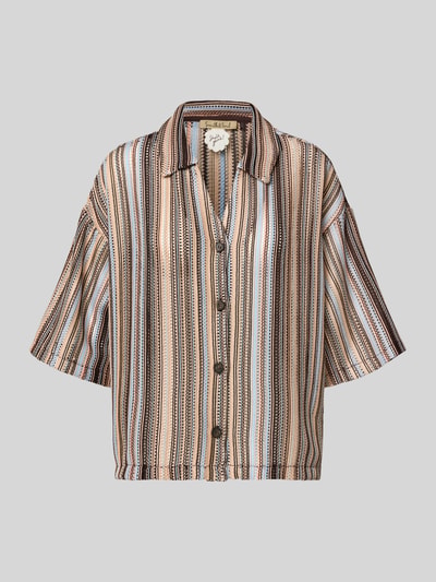 Produktfoto, Boxy Fit Bluse mit V-Ausschnitt von Smith and Soul aus Material-Mix mit Stretch-Anteil, Allover-Look, Hemblusenkragen, Knopfleiste in Braun-, Creme- und Blautönen mit feiner, weicher Struktur, Rückenlänge 49 cm, Ärmellänge 28 cm.