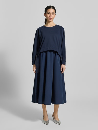 Frauenmodel trägt Zweiteiliges Sweatshirt-Kleid aus Baumwoll-Mix Modell 'DESTINO' von Weekend Max Mara in Dunkelblau, unifarben, ausgestellt, mit Rundhalsausschnitt, langen Raglanärmeln und seitlichen Eingrifftaschen, Sweat- und Jersey-Mix, Ganzkörperansicht von vorne.
