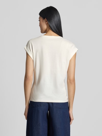 Frauenmodel trägt T-Shirt mit fixierten Ärmelumschlägen von Christian Berg Woman in Creme mit geradem Schnitt, Rückenansicht, reine Baumwolle