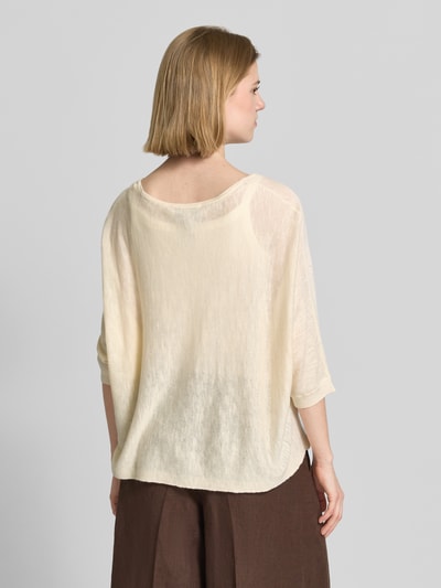 Frauenmodel trägt Relaxed Fit Oberteil aus Leinen-Mix mit Viskose-Anteil von comma, cremefarben, Strick-Optik, 3/4-Arm, Rückansicht, Ganzkörperansicht Rückansicht.