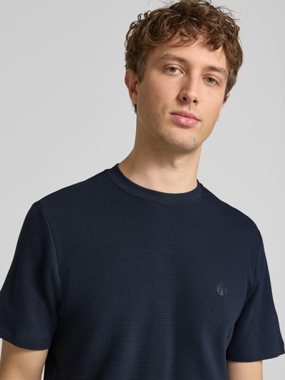 Męski model nosi T-Shirt mit Label-Detail Modell 'FILLIP' od Blend, bawełna, krój regular fit, kolor granatowy, zbliżenie na górną część ciała