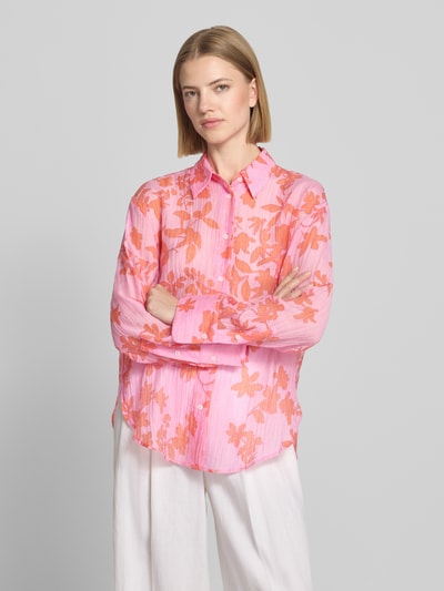 Frauenmodel trägt Regular Fit Hemdbluse aus Lyocell-Mix von Mango mit floralem Allover-Print, semitransparent, Ganzkörperansicht von vorne.