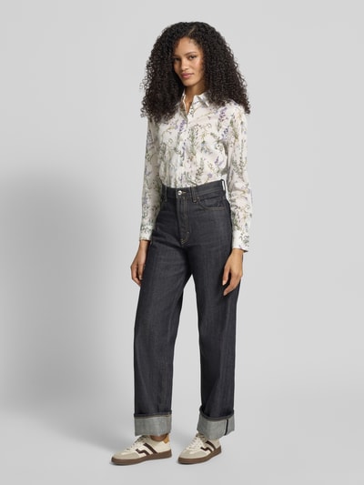 Frauenmodel trägt Regular Fit Hemdbluse mit floralem Allover-Print von Christian Berg Woman aus reiner Baumwolle, Ganzkörperansicht von vorne.