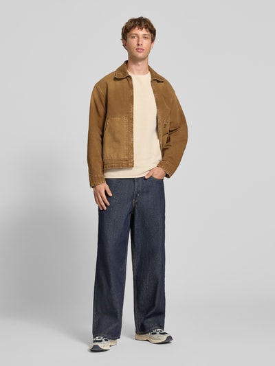 Männermodel trägt Slim Fit Pullover aus reiner Baumwolle von REVIEW in Strick-Optik, helle Farbe, Ganzkörperansicht von vorne.