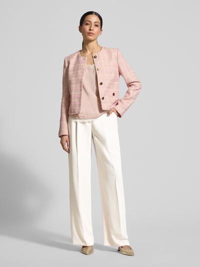 Frauenmodel trägt Hose mit Bügelfalten Modell 'WILLOW O' von Raffaello Rossi in Weiß, Regular Fit, mit Eingrifftaschen, Ganzkörperansicht von vorne. Bundweite 40 cm, Innenbeinlänge 85 cm, Größe 36.