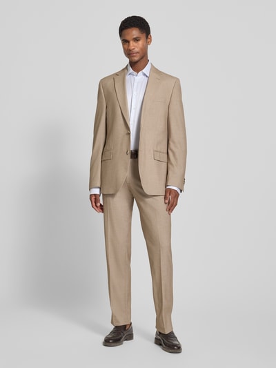 Männermodel trägt Regular Fit Sakko mit Viskose-Anteil von Christian Berg Men in Beige, Reverskragen, Pattentaschen, Ganzkörperansicht von vorne, Elastischer-Material-Mix, Brusttasche, Rückenlänge 75 cm bei Größe 50, Schulterbreite 48 cm, Ärmellänge 64 cm.