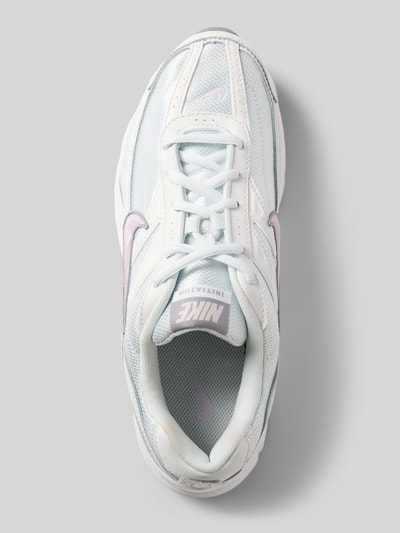 Produktfoto, Sneaker mit Logo-Patch Modell 'INITATOR' von Nike in Weiß mit pastelllila Akzenten, strukturierte Oberfläche, Damen Sneaker von Nike