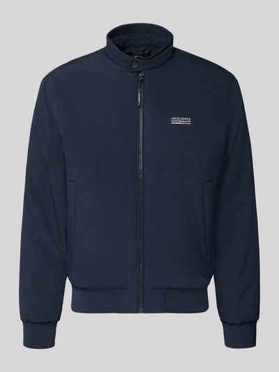 Productfoto, donkerblauwe Bomberjacke met Logo Modell 'BROOKLYN' van JACK & JONES, regular fit, opstaande kraag, rits, effen textuur