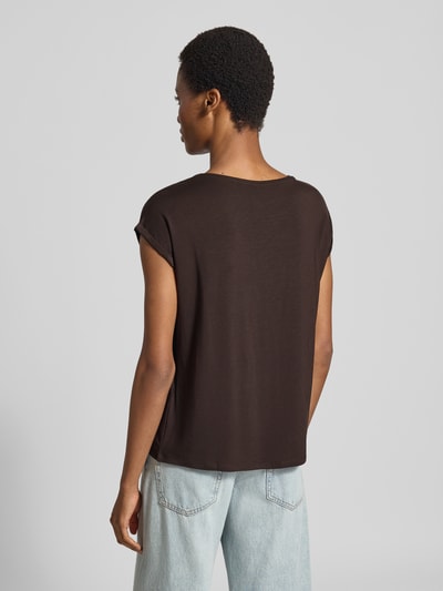 Frauenmodel trägt Regular Fit T-Shirt aus Lyocell-Mix Modell 'AVA' von VERO MODA in Dunkelbraun, lockere Form, Ganzkörperansicht Rückansicht.
