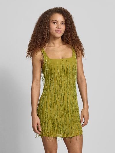 Frauenmodel trägt Minikleid mit Fransen Modell 'ELLEN' von Topshop in Gelbgrün, Figurbetont, Karree-Ausschnitt, Ganzkörperansicht von vorne. Rückenlänge bei Größe 36: 65 cm, Brustweite 36 cm.