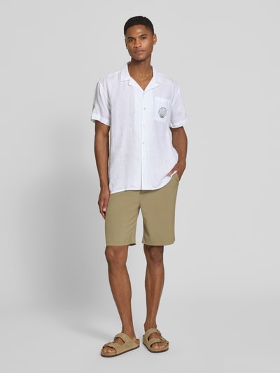 Männermodel trägt Shorts mit elastischem Bund Modell 'Samos' von Casual Friday in Beige, Regular Fit, Material-Mix, Ganzkörperansicht von vorne.