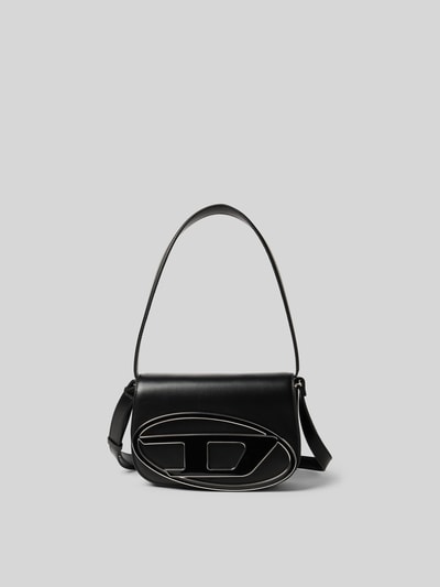 Produktfoto, Shoulder Bag mit Logo-Detail von Diesel in Schwarz, Überschlag, doppelter Schulterriemen, Magnetverschluss, glatte Oberfläche