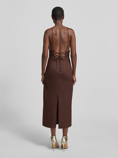 Modelka kobieca nosi Cocktailkleid aus Leinen-Elasthan-Mix Modell 'Stella' od Forever New, brązowa kolorystyka, prosty fason, długość midi, tekstura lniana, szerokość w rozmiarze 36: 25 cm, długość pleców: 141 cm, widok całej sylwetki od tyłu.