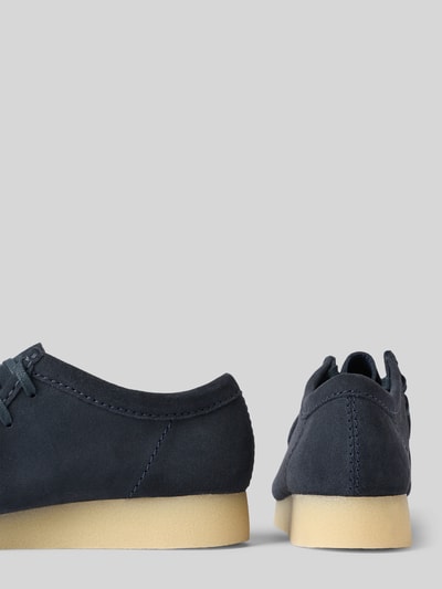 Produktfoto, Mokassins aus echtem Leder Modell 'Wallabee' von Clarks w stylu mokasynów, zaokrąglony kształt, wiązanie, skóra naturalna, gładka podeszwa, wysokość obcasa w rozmiarze 44: 3 cm, wysokość cholewki w rozmiarze 44: 7 cm, szerokość cholewki w rozmiarze 44: 12 cm, granatowy kolor, matowa faktura.
