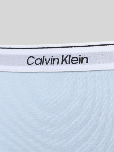 Produktfoto, hellblauer Slim Fit Slip mit weißem Bund und Logo-Detail, Modell 'Carousel' von Calvin Klein Underwear, elastischer Baumwoll-Mix, feine Textur