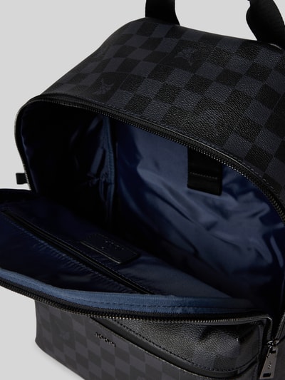Produktfoto, Rucksack mit Logo-Print Modell 'miko' von JOOP! aus kolekcja Herren, dunkelblaue und schwarze Karomuster, glatte Textur
